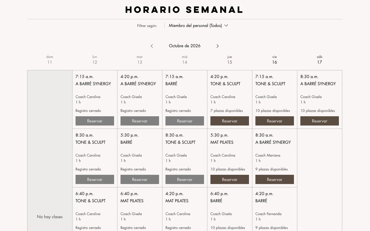Horario semanal de clases con coach, lugares disponibles y botón Reservar.